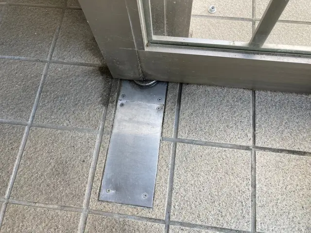 ドアクローザー　交換サービスの画像