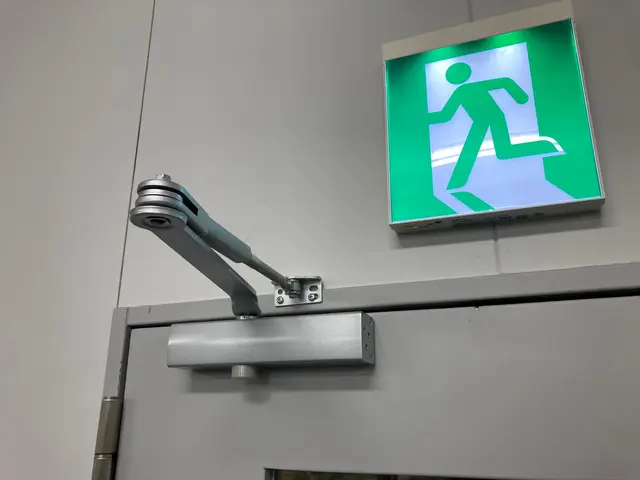 ドアクローザー　交換サービスの画像