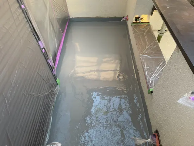 【土日祝のみの施行可能です!!】雨漏り工事実績多数・ベランダ床の勾配調整も可能！サービスの画像