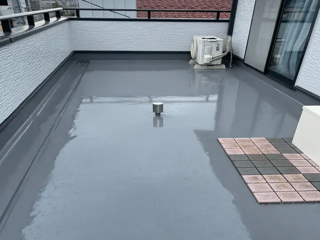 【土日祝のみの施行可能です!!】雨漏り工事実績多数・ベランダ床の勾配調整も可能！サービスの画像