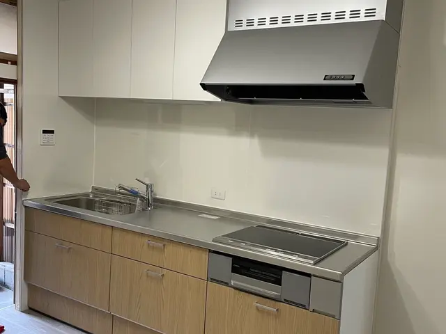 賃貸物件や築古物件に大人気◎キッチンパネル張り替えで明るいキッチンに！サービスの画像