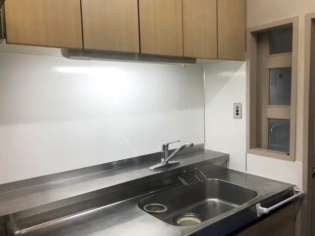 賃貸物件や築古物件に大人気◎キッチンパネル張り替えで明るいキッチンに！サービスの画像