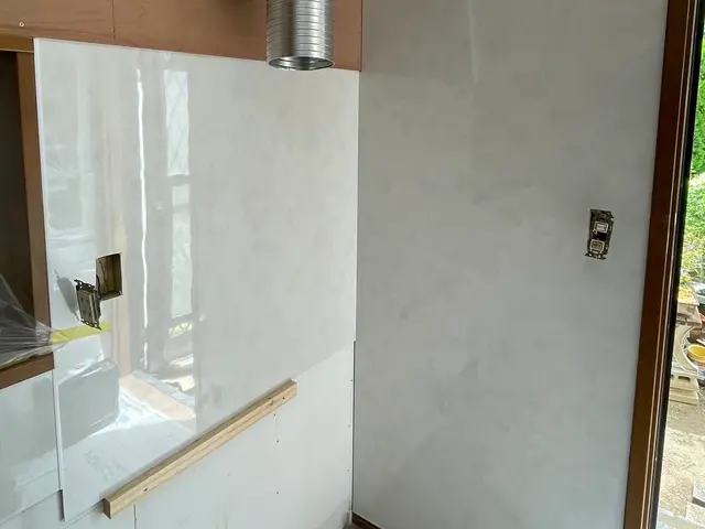 賃貸物件や築古物件に大人気◎キッチンパネル張り替えで明るいキッチンに！サービスの画像