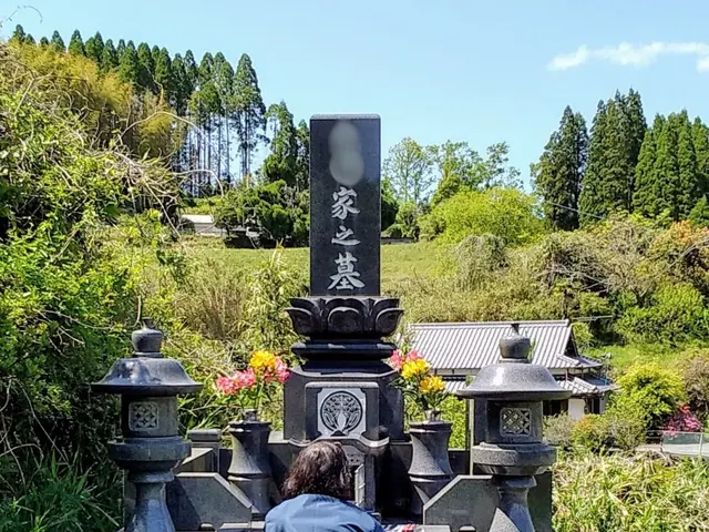 お墓掃除とお参りを致しますサービスの画像