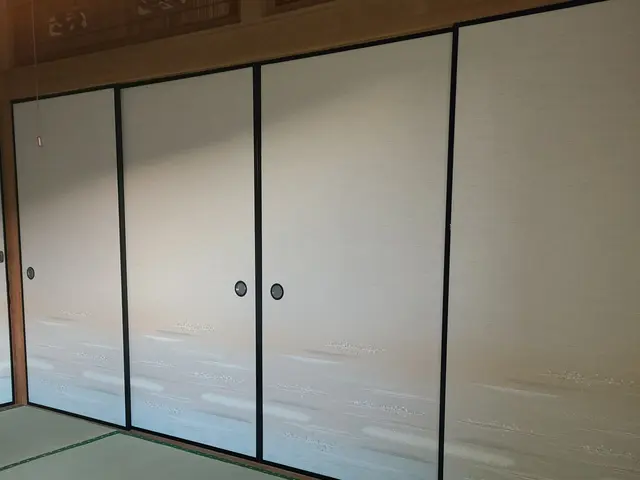 ふすまの張替え。一緒に障子も替えて和室をリフレッシュ！サービスの画像