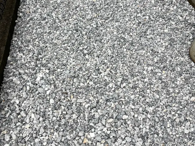 【様々な種類対応可能】防草シート、砂利敷きお任せください！サービスの画像