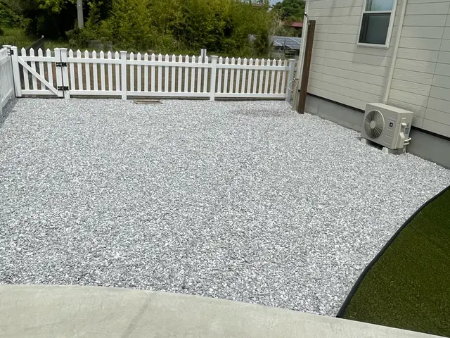 【様々な種類対応可能】防草シート、砂利敷きお任せください！サービスの画像