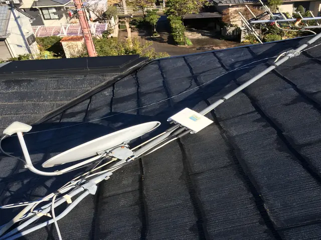 古いアンテナを放置・転倒により屋根が損傷するために、早めの撤去をおすすめします。サービスの画像