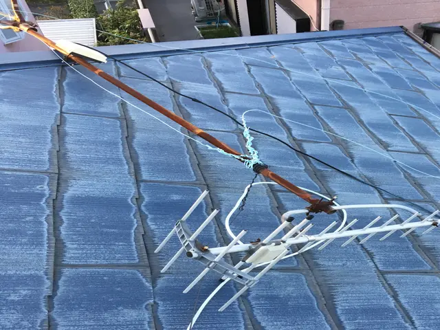 古いアンテナを放置・転倒により屋根が損傷するために、早めの撤去をおすすめします。サービスの画像