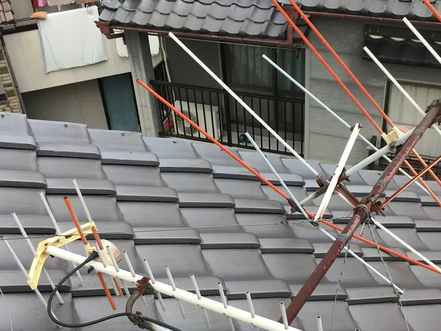 古いアンテナを放置・転倒により屋根が損傷するために、早めの撤去をおすすめします。サービスの画像