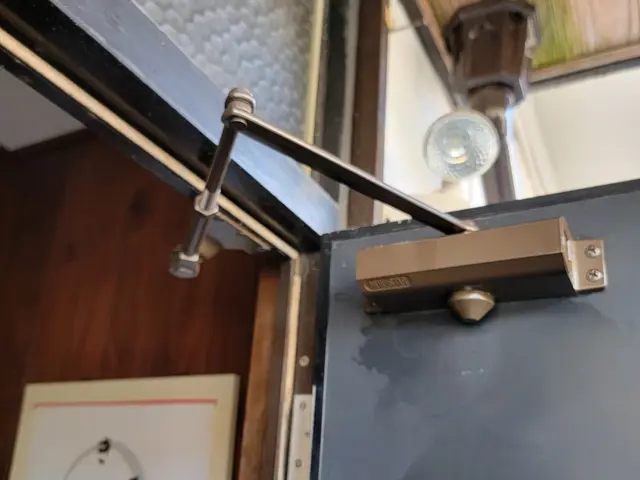 【ドアクローザー交換】バタン音・油漏れを解決！便利屋お助けマスター岡山東区店♬サービスの画像