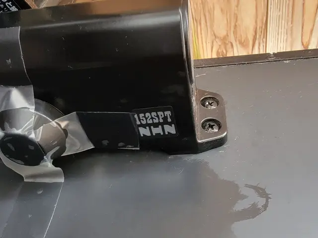 【ドアクローザー交換】バタン音・油漏れを解決！便利屋お助けマスター岡山東区店♬サービスの画像