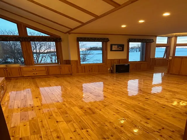 フロアコーティング専門会社です。UV・ガラス・ペット用を取り揃えております。サービスの画像