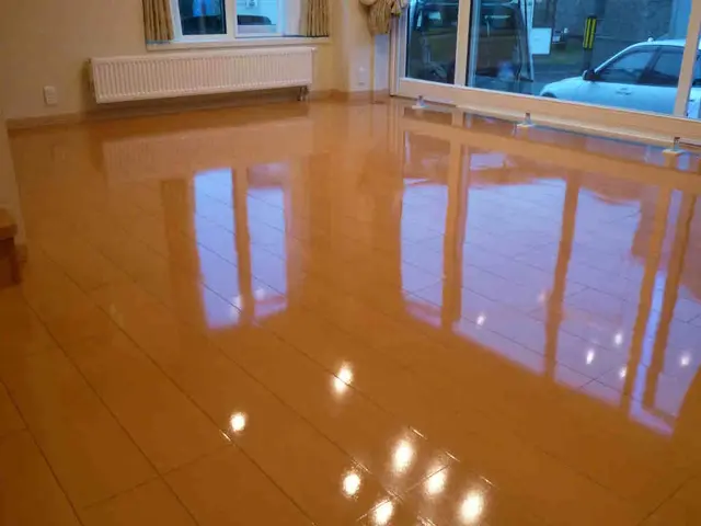 フロアコーティング専門会社です。UV・ガラス・ペット用を取り揃えております。サービスの画像