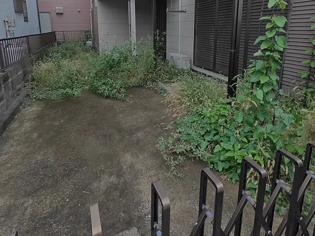 お庭をスッキリ致します！蜂や毛虫もしている為、どんな状況でも作業可能で御座いますサービスの画像