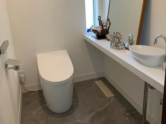 ホテル仕様に！？トイレのクリーニングサービスの画像