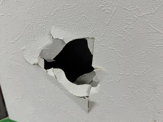 引越し前の壁穴補修など凹み穴補修。サービスの画像