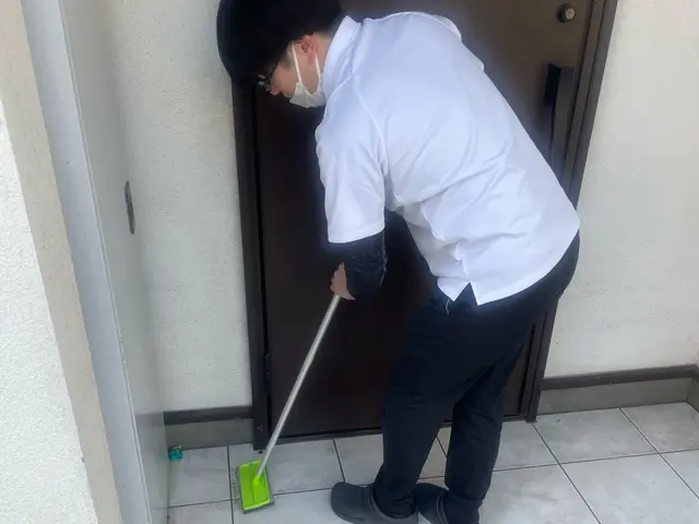 ◆高圧洗浄機で黒ずみ撃退◆激落洗剤で玄関ピカピカに致します！女性スタッフ対応可能サービスの画像