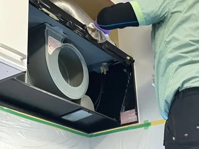 丁寧な当店にお任せ！しつこい油汚れもしっかり落とします！女性スタッフ同行OK☆サービスの画像