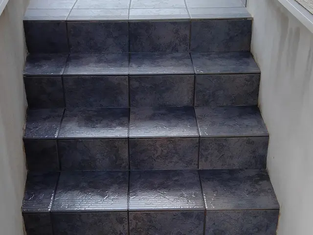 外玄関入り口タイル・階段のクリーニング＆コーティング！仕上がりに自信あり！サービスの画像