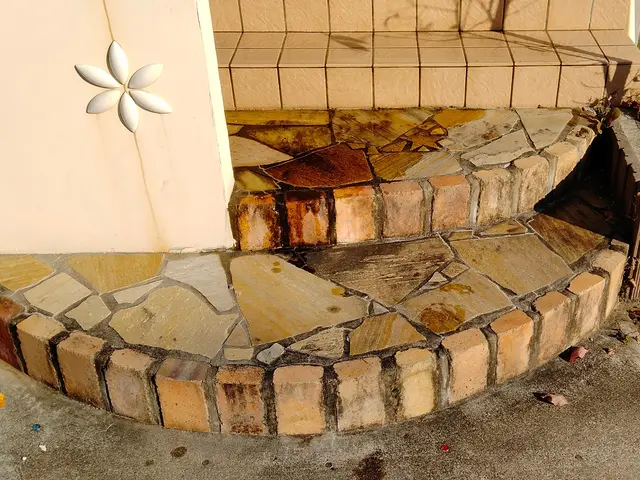 外玄関入り口タイル・階段のクリーニング＆コーティング！仕上がりに自信あり！サービスの画像