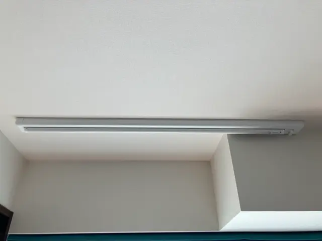 雨の日も安心、室内干し用の物干を天井に取付サービスの画像