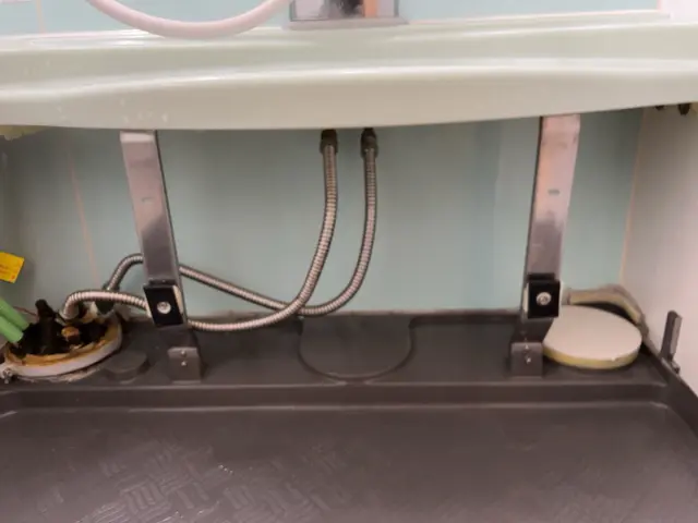 【浴室全体とエプロン内部洗浄】◇除菌・消臭◇鏡ウロコ取り◇カビ・水アカ徹底洗浄♪サービスの画像