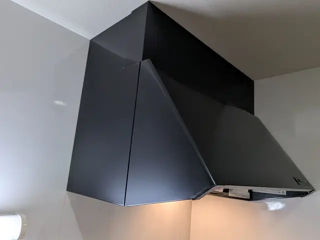 レンジフードのギトギト油汚れ、弊社にお任せくださいませ!ピカピカに仕上げます。サービスの画像