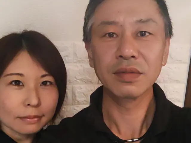 可能な限り夫婦でお伺いしております！配管穴への筒入れ必要な場合、基本料に含みますサービスの画像