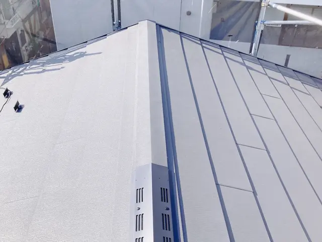 【業歴10年の実績】職人一家です。最新屋根材、断熱、高機能屋根材あります。サービスの画像