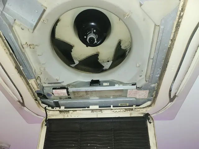 業務用エアコン全般の分解洗浄を承ります。年中無休早朝深夜問わず対応します。サービスの画像