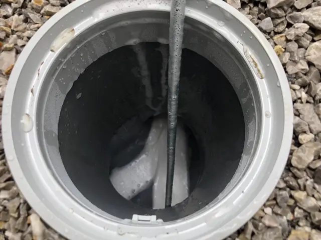 アパートなどの排水管バイオ高圧洗浄で、つまりや悪臭を除去！サービスの画像