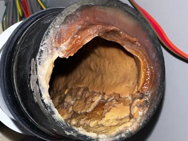 アパートなどの排水管バイオ高圧洗浄で、つまりや悪臭を除去！サービスの画像