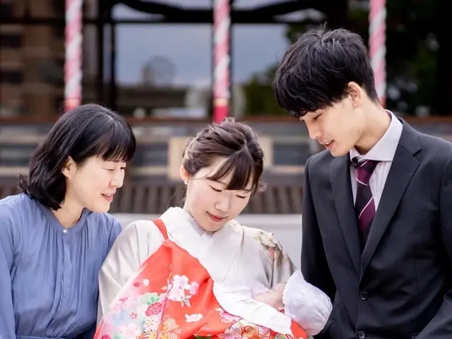 お宮参りで初めての家族写真を。兄弟やおじいちゃんおばあちゃんも大歓迎！サービスの画像