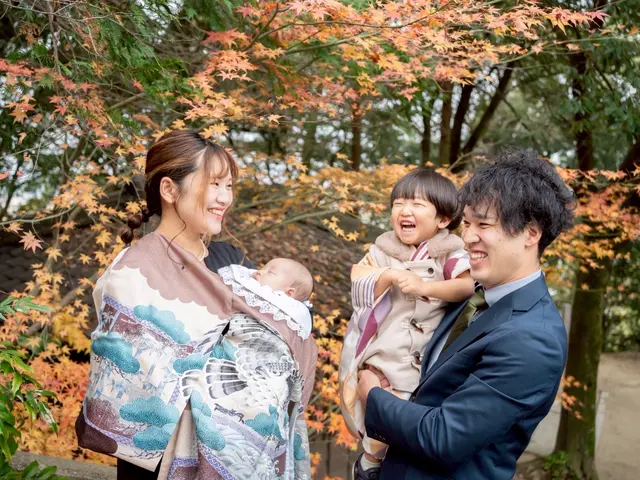 お宮参りで初めての家族写真を。兄弟やおじいちゃんおばあちゃんも大歓迎！サービスの画像