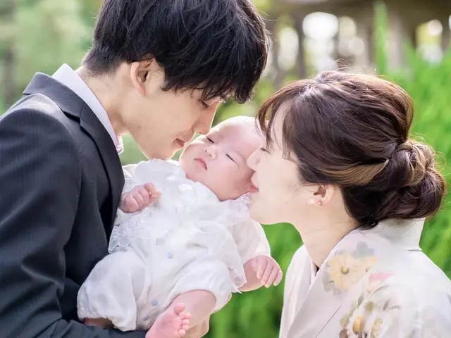 お宮参りで初めての家族写真を。兄弟やおじいちゃんおばあちゃんも大歓迎！サービスの画像