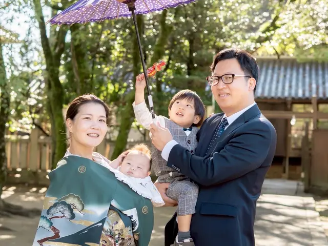 お宮参りで初めての家族写真を。兄弟やおじいちゃんおばあちゃんも大歓迎！サービスの画像