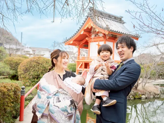 お宮参りで初めての家族写真を。兄弟やおじいちゃんおばあちゃんも大歓迎！サービスの画像