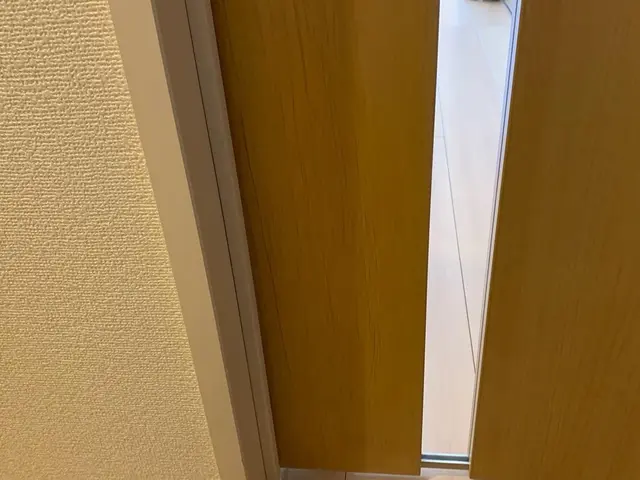 室内木製ドアの穴・凹みの補修（直径20cm以内）サービスの画像