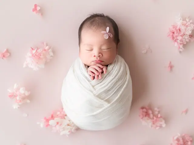 【100組以上の撮影実績】元保育士が撮る生花で彩るニューボーンフォト