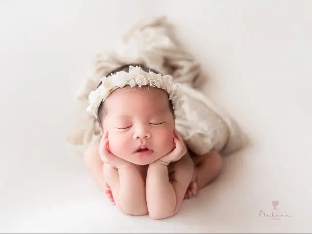 【100組以上の撮影実績】元保育士が撮る生花で彩るニューボーンフォト