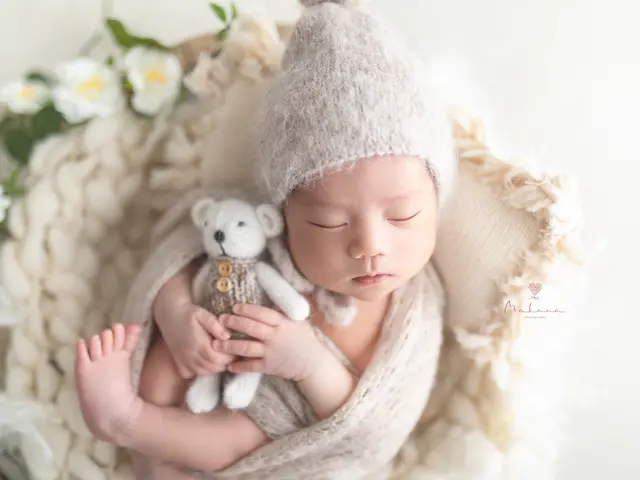 【100組以上の撮影実績】元保育士が撮る生花で彩るニューボーンフォト