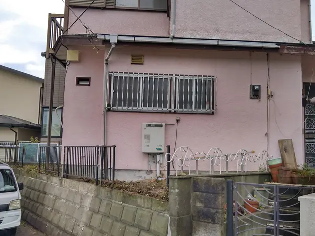 地肌が見えるくらいまで丁寧に草刈りします。空き家の放置庭や駐車場、空地もOK！サービスの画像