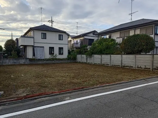 地肌が見えるくらいまで丁寧に草刈りします。空き家の放置庭や駐車場、空地もOK！サービスの画像