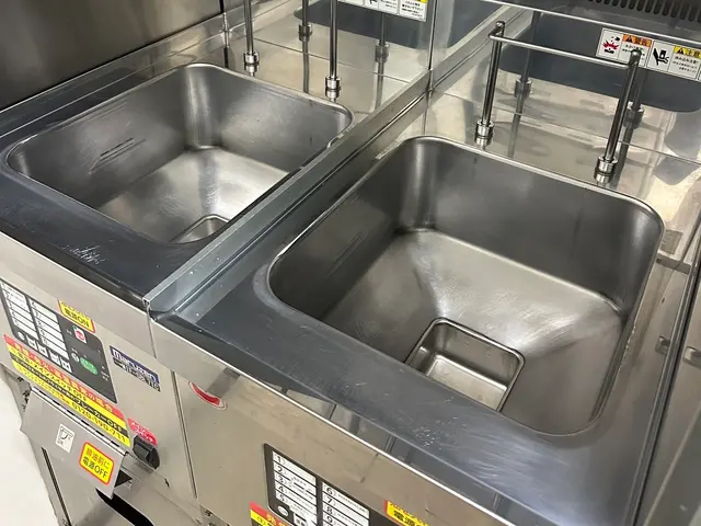 夜間や早朝対応可能！フライヤー清掃お任せ下さい！サービスの画像