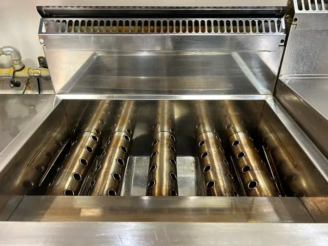 夜間や早朝対応可能！フライヤー清掃お任せ下さい！サービスの画像