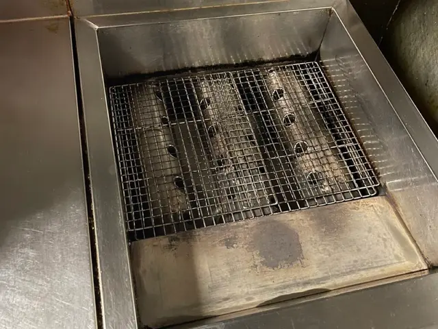 夜間や早朝対応可能！フライヤー清掃お任せ下さい！サービスの画像