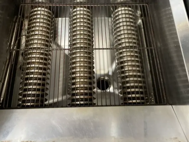 夜間や早朝対応可能！フライヤー清掃お任せ下さい！サービスの画像