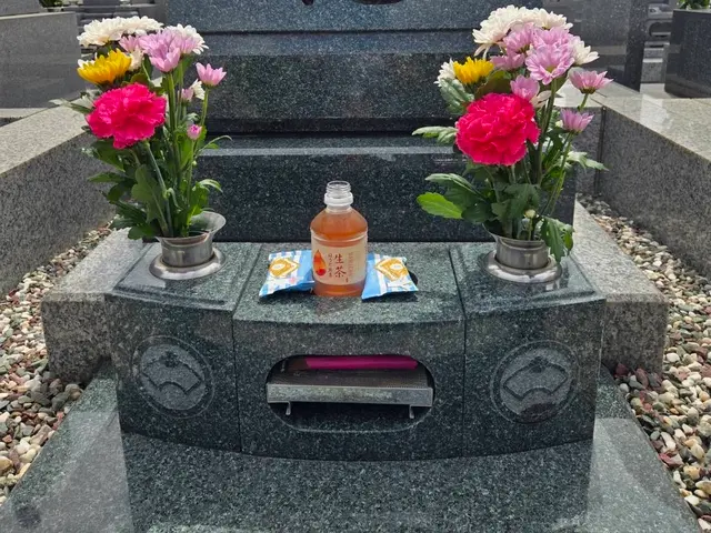 お墓参り代行｜清掃・お水替え・お花交換まで丁寧に対応しますサービスの画像