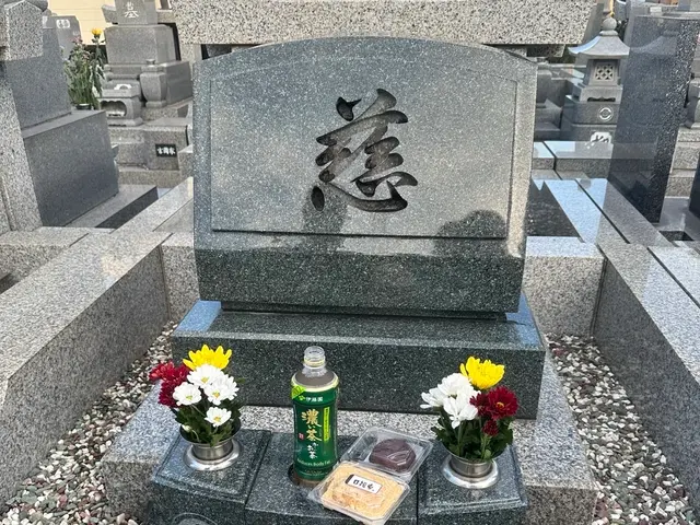 お墓参り代行｜清掃・お水替え・お花交換まで丁寧に対応しますサービスの画像